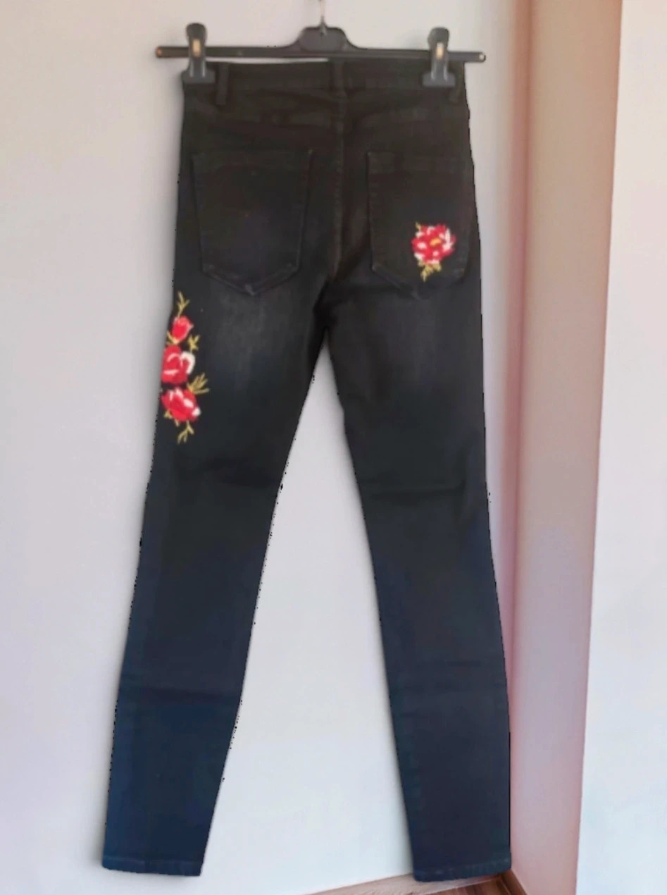 🌺 Pantalón vaquero de algodón skinny fit negro con bordados – Kiabi – taille S / 36 / 8 2