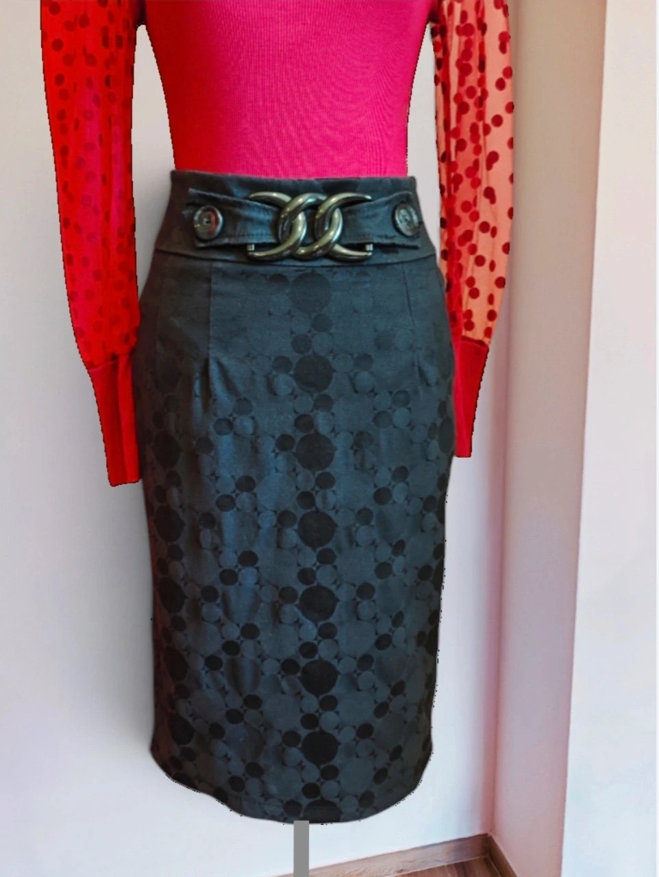 🌺 Elegante falda entallada negra con círculos y broche en cintura