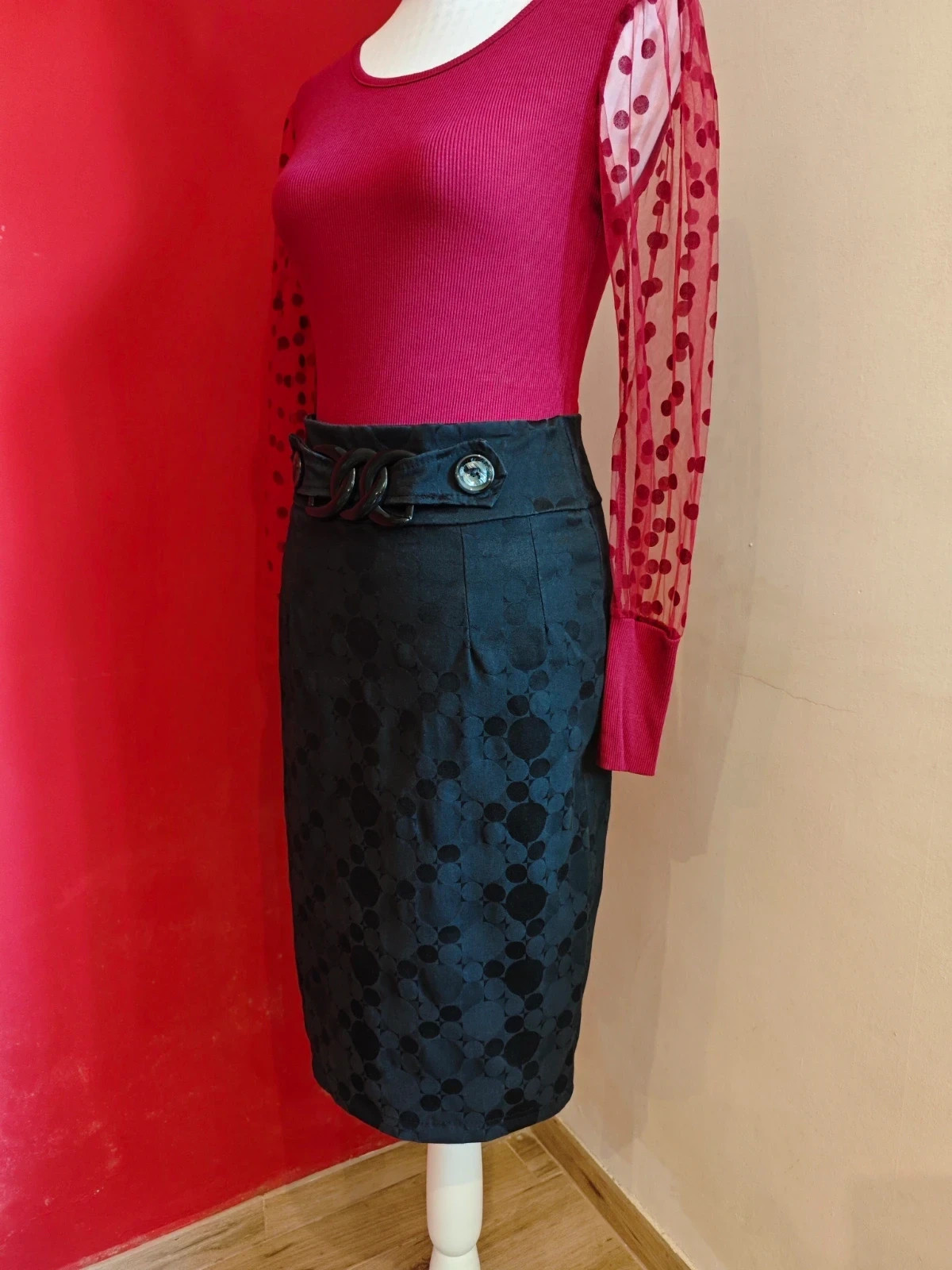 🌺 Elegante falda entallada negra con círculos y broche en cintura – Made In Italy – taille M / 38 / 10 4