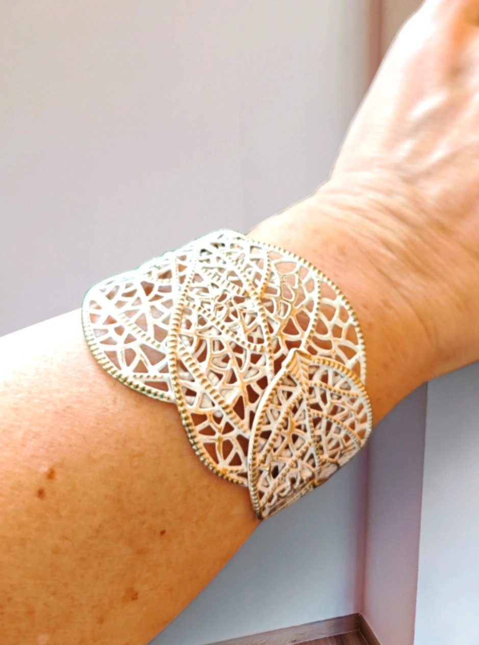 🌺 Brazalete lacado blanco con filigranas doradas
