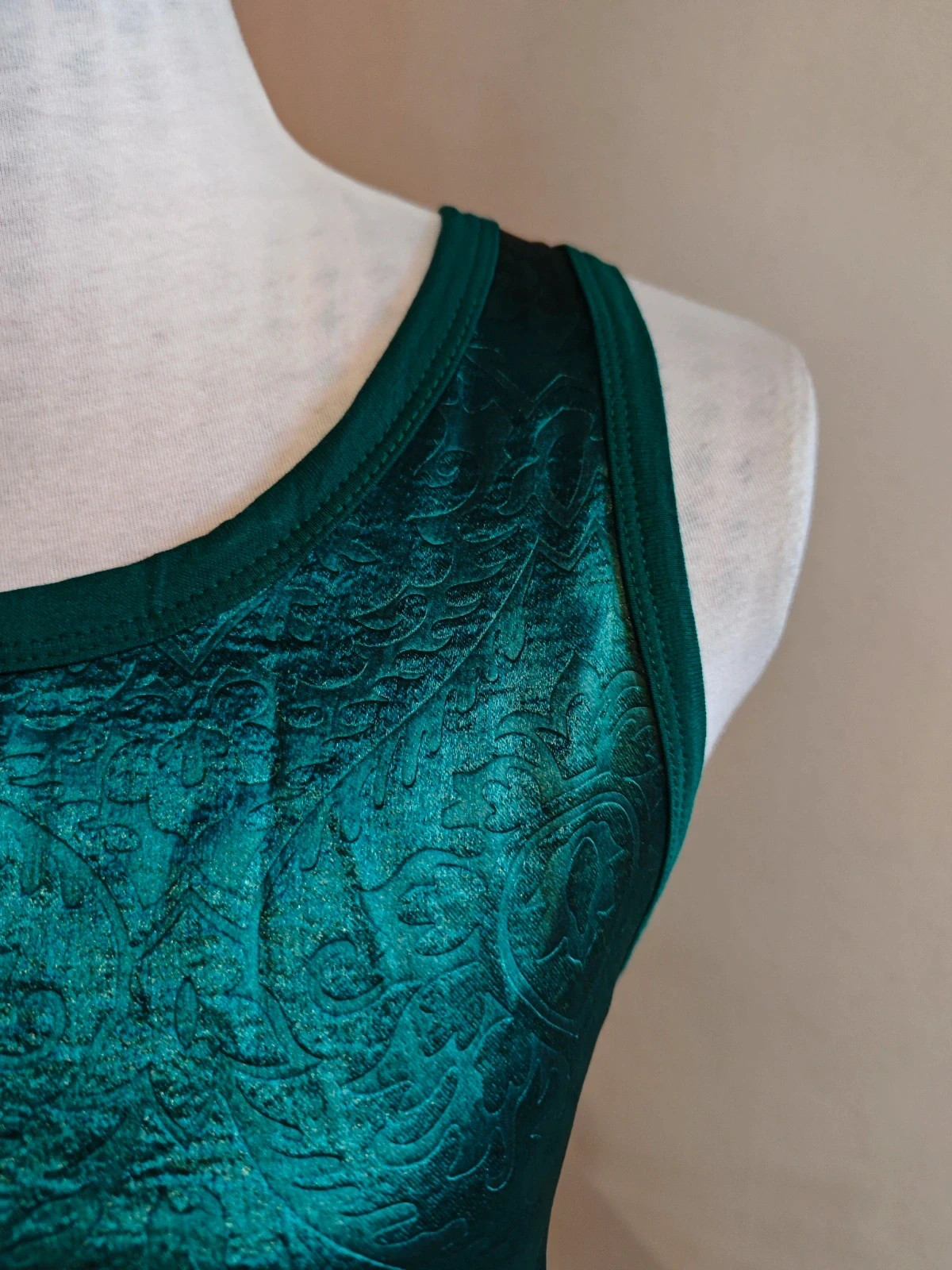 🌺Camiseta de raso verde con relieve adamascado brillante – Never Mind – taille M / 38 / 10 4