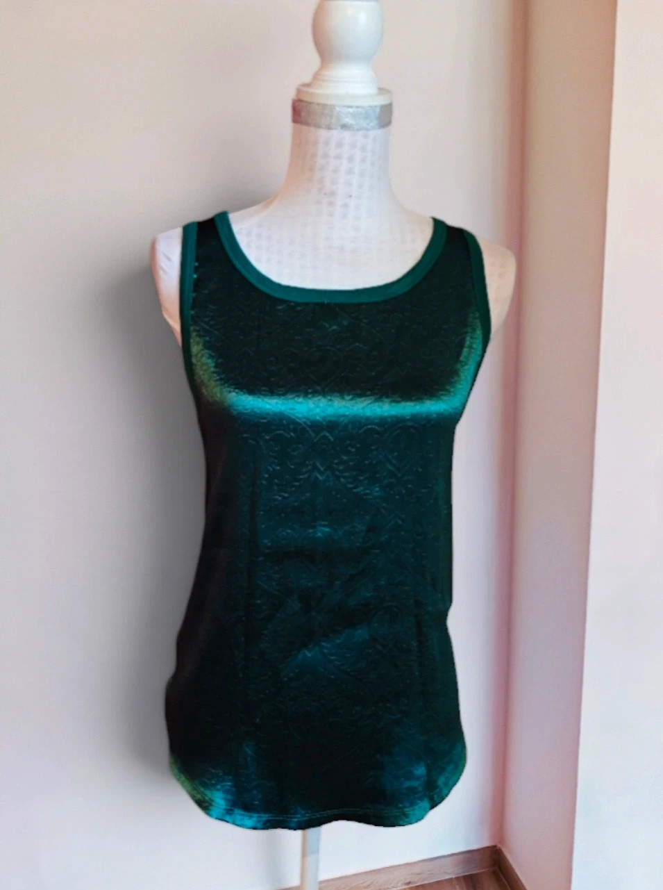 🌺Camiseta de raso verde con relieve adamascado brillante
