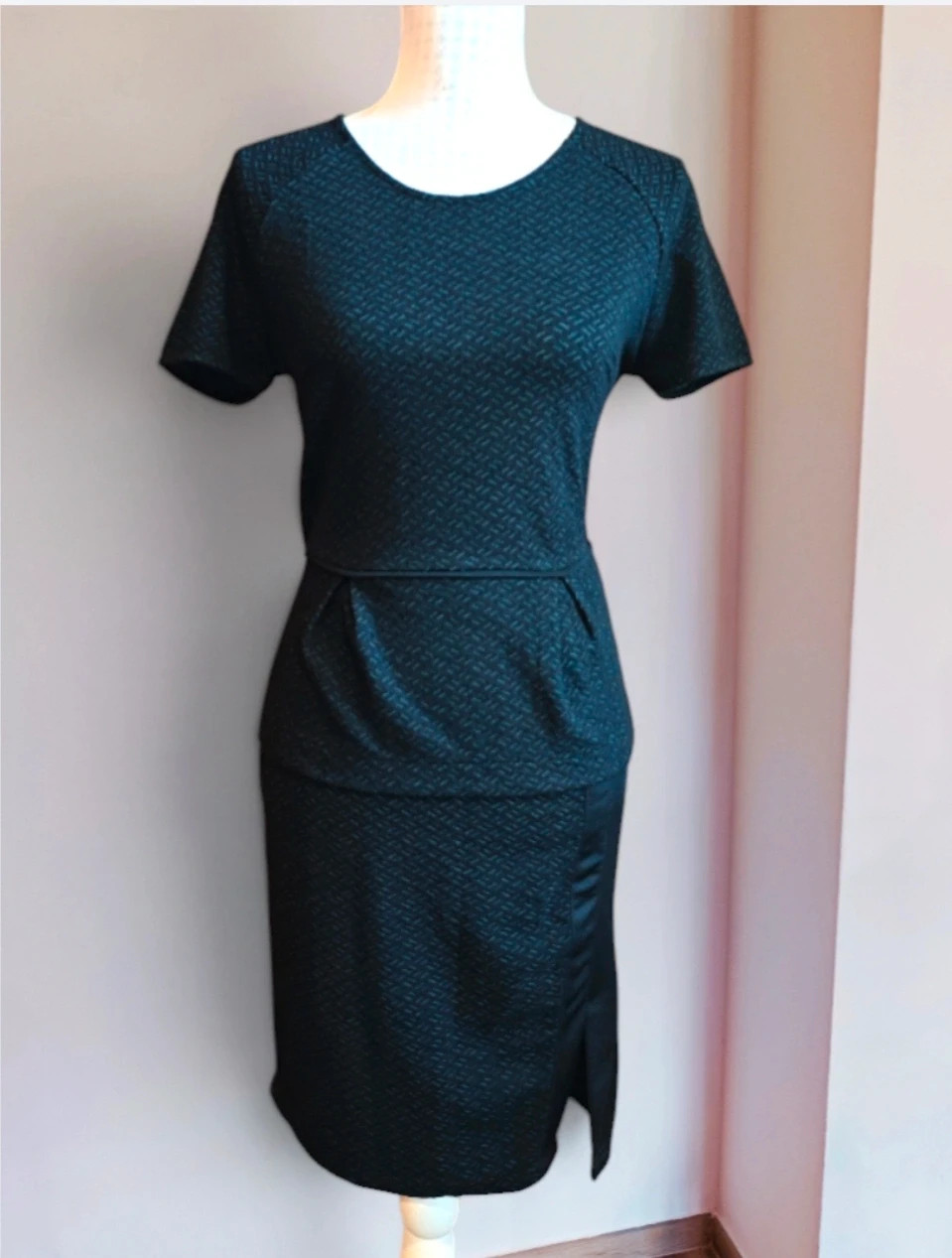 🌺 Conjunto de falda y top negro con pintas verdes, de Trucco