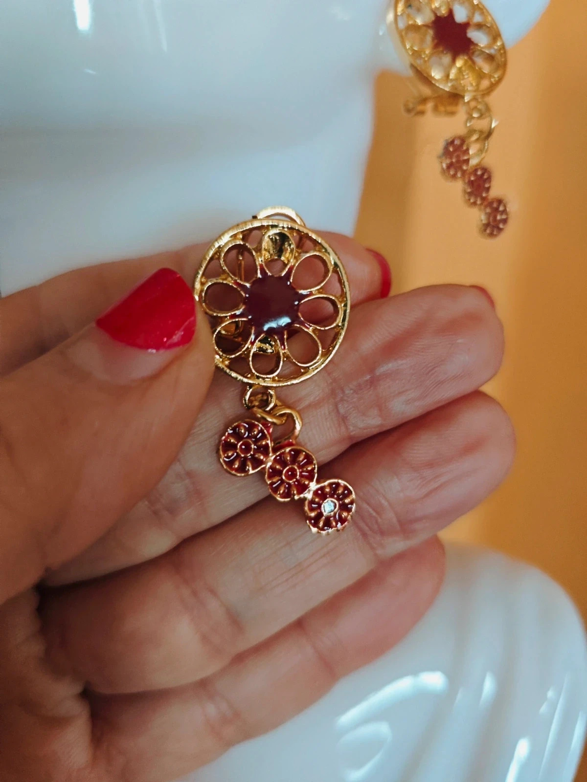 🌺 Bonitos pendientes dorados y granate con colgante 2
