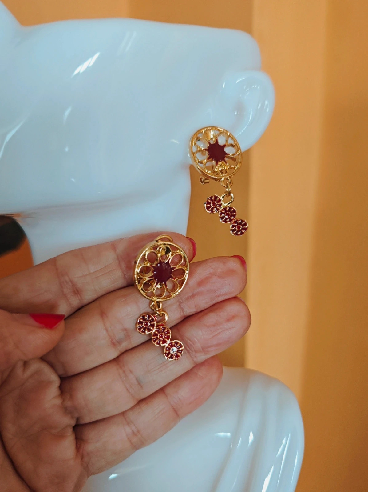 🌺 Bonitos pendientes dorados y granate con colgante