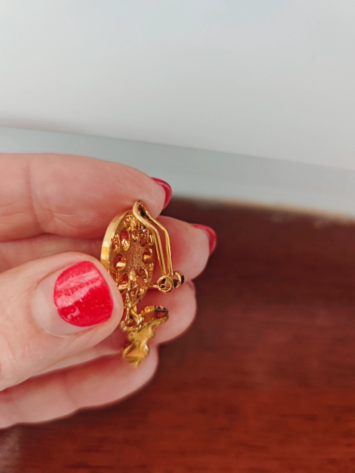 🌺 Bonitos pendientes dorados y granate con colgante 4