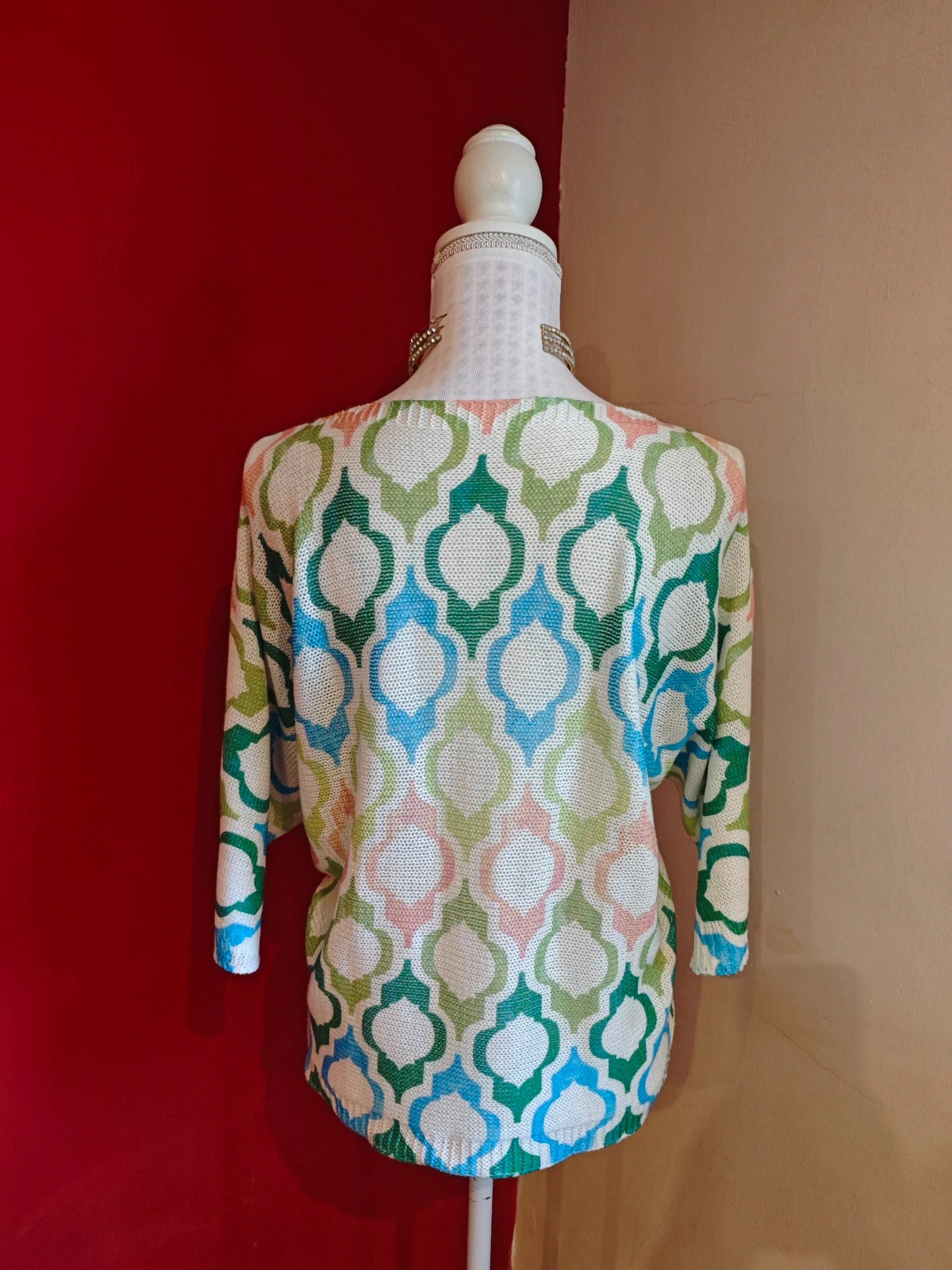 🌺 Precioso jersey de entretiempo de punto blanco con figuras geométricas multicolor – taille XXL / 44 / 16 5