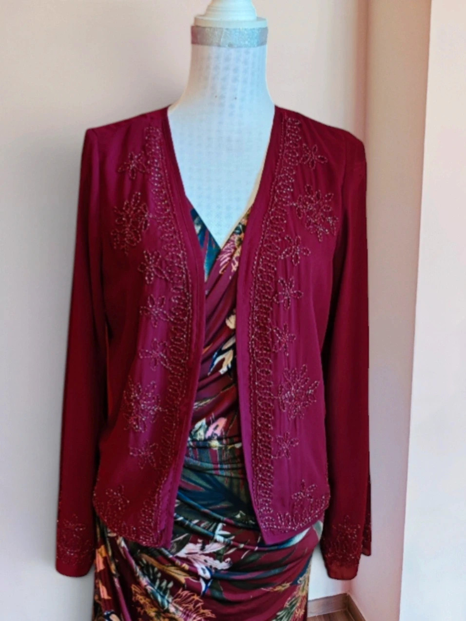 🌺 Elegante blazer de gasa granate con abalorios