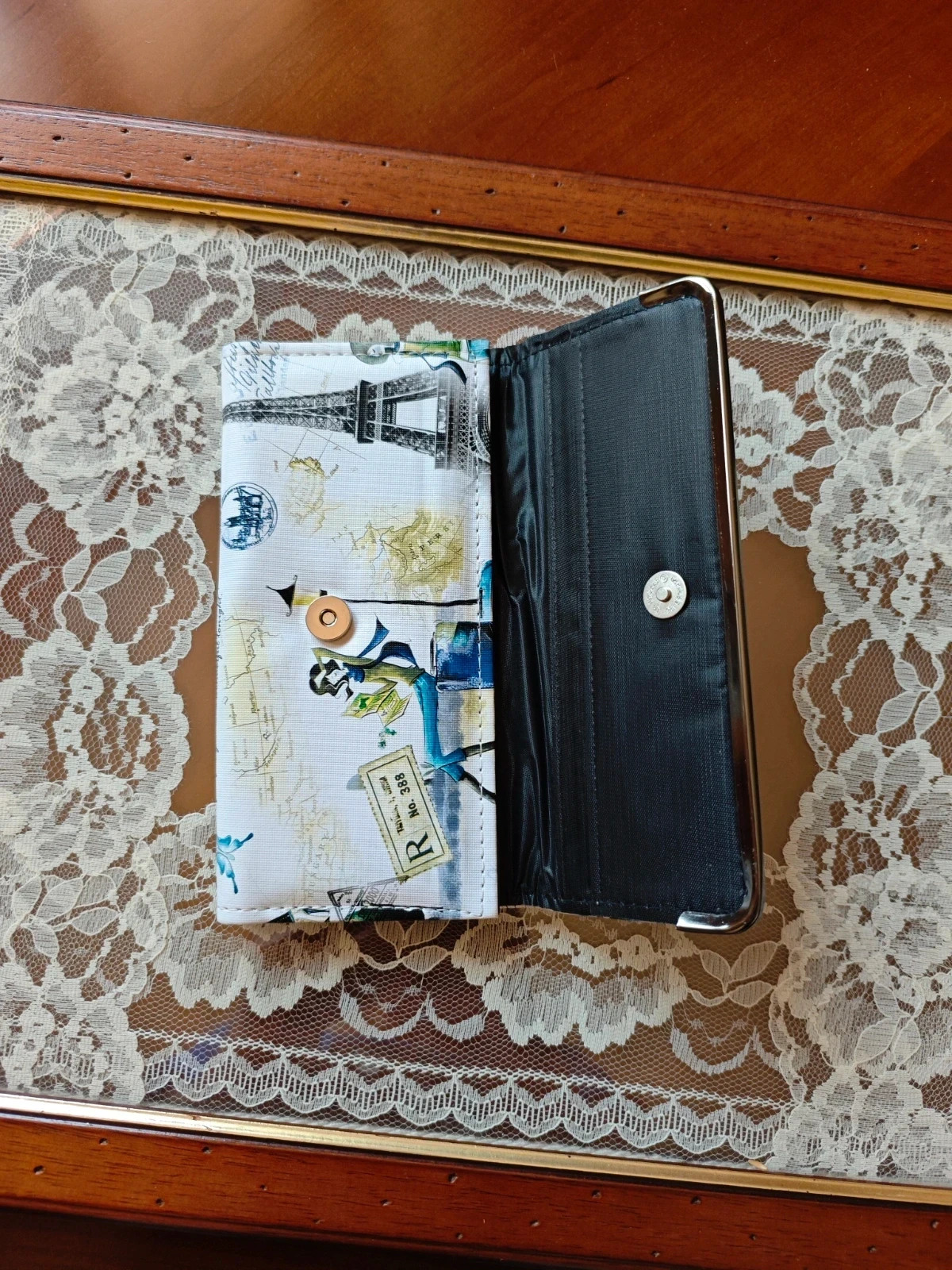🌺 Práctica cartera monedero blanca con dibujos de Paris 4
