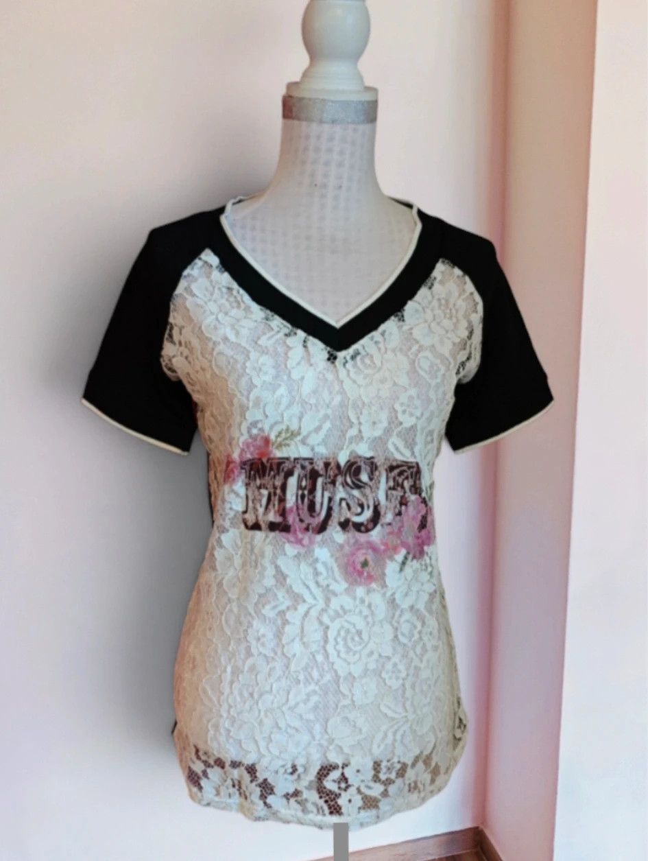🌺 Original camiseta con blonda blanca delante con logo y negra detrás, talla L