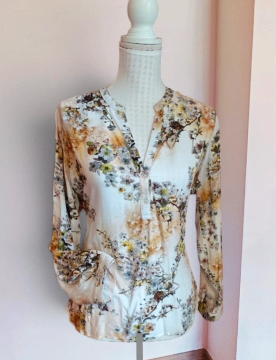 🌺Blusa blanca con estampado floral en tonos verde y tierra