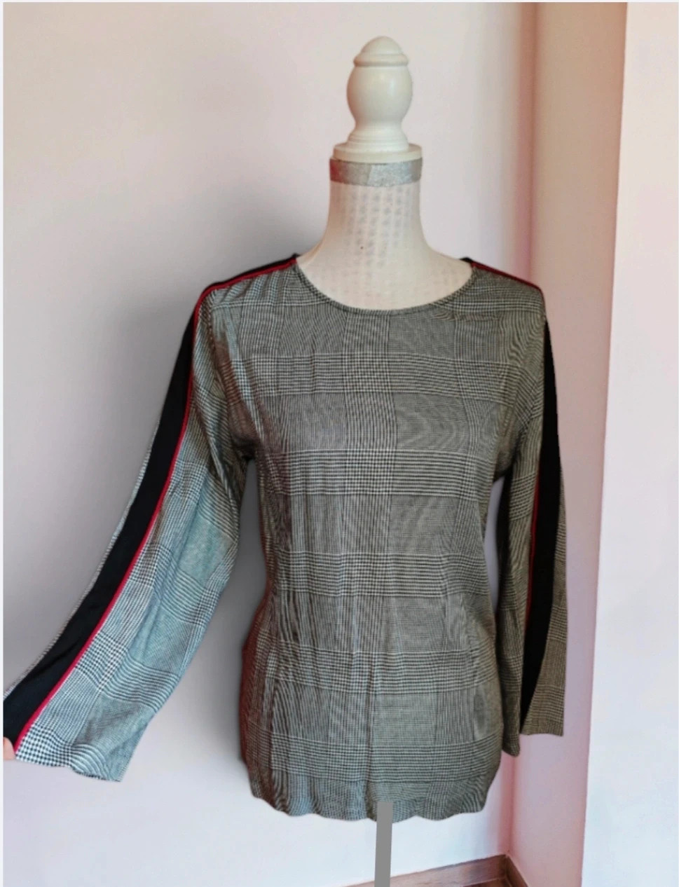 🌺Blusa con estampado pata de gallo negro y blanco, con laterales negro y rojo, talla M