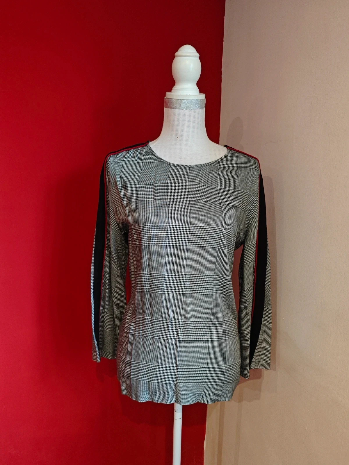 🌺Blusa con estampado pata de gallo negro y blanco, con laterales negro y rojo, talla M – Mango – taille M / 38 / 10 3