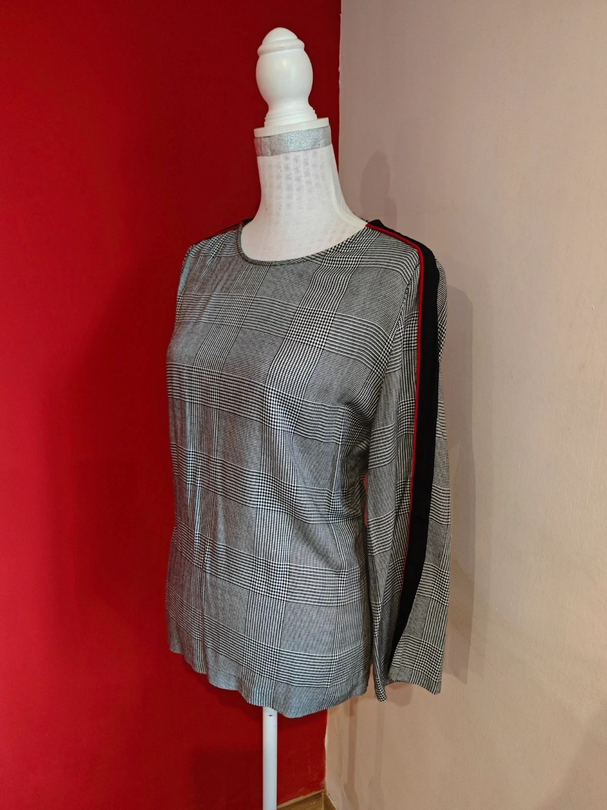 🌺Blusa con estampado pata de gallo negro y blanco, con laterales negro y rojo, talla M – Mango – taille M / 38 / 10 4
