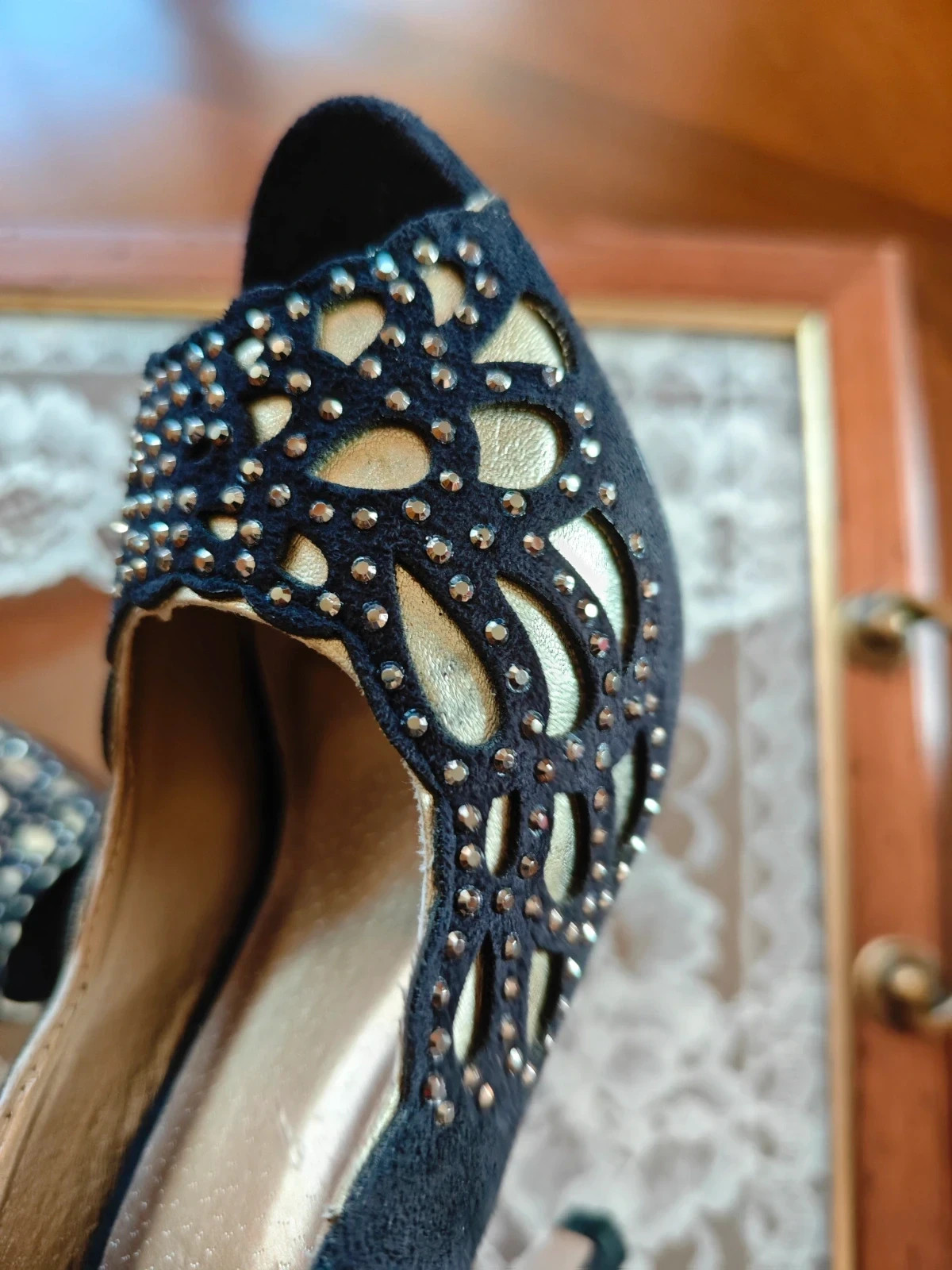 🌺 Zapatos super bonitos de tacón peep toe de antelina negra con troquelado dorado y brillantes – Salvatore Giuliano – taille 38 4