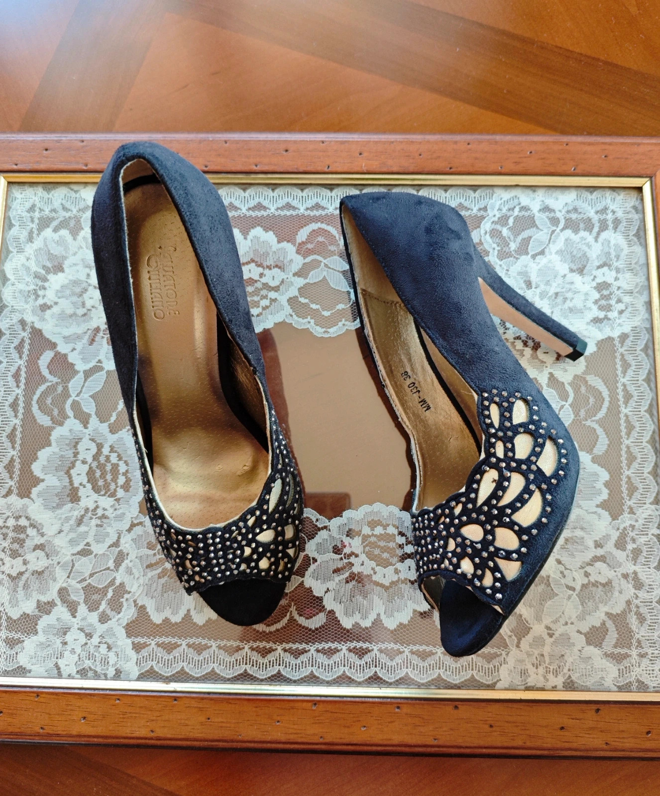🌺 Zapatos super bonitos de tacón peep toe de antelina negra con troquelado dorado y brillantes