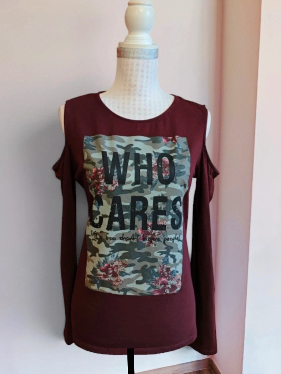 🌺 Original camiseta morada con estampado delante y hombros al aire
