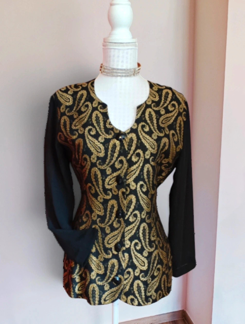 🌺 Maravillosa blazer vintage negra con estampado dorado