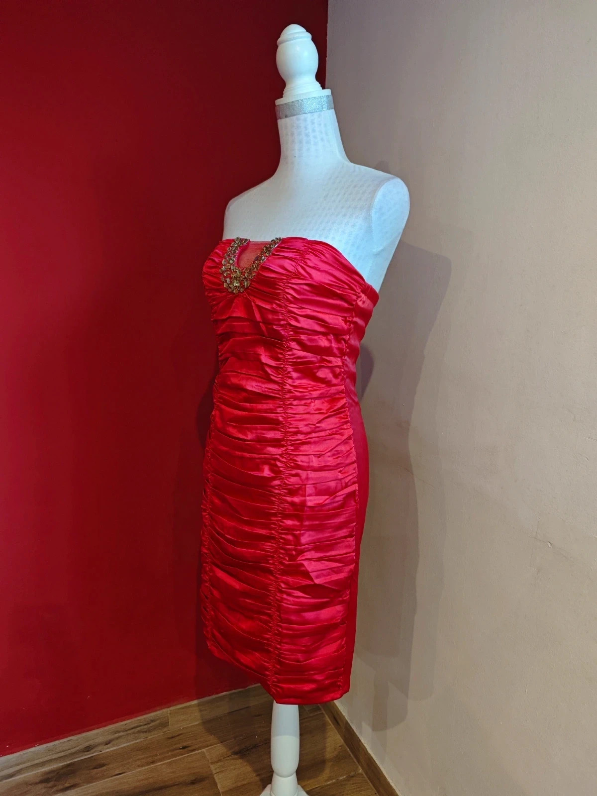 🌺 Precioso vestido vintage escote palabra de honor de raso elástico rojo, drapeado y aplicación – Cherry Koko – taille S / 36 / 8 3