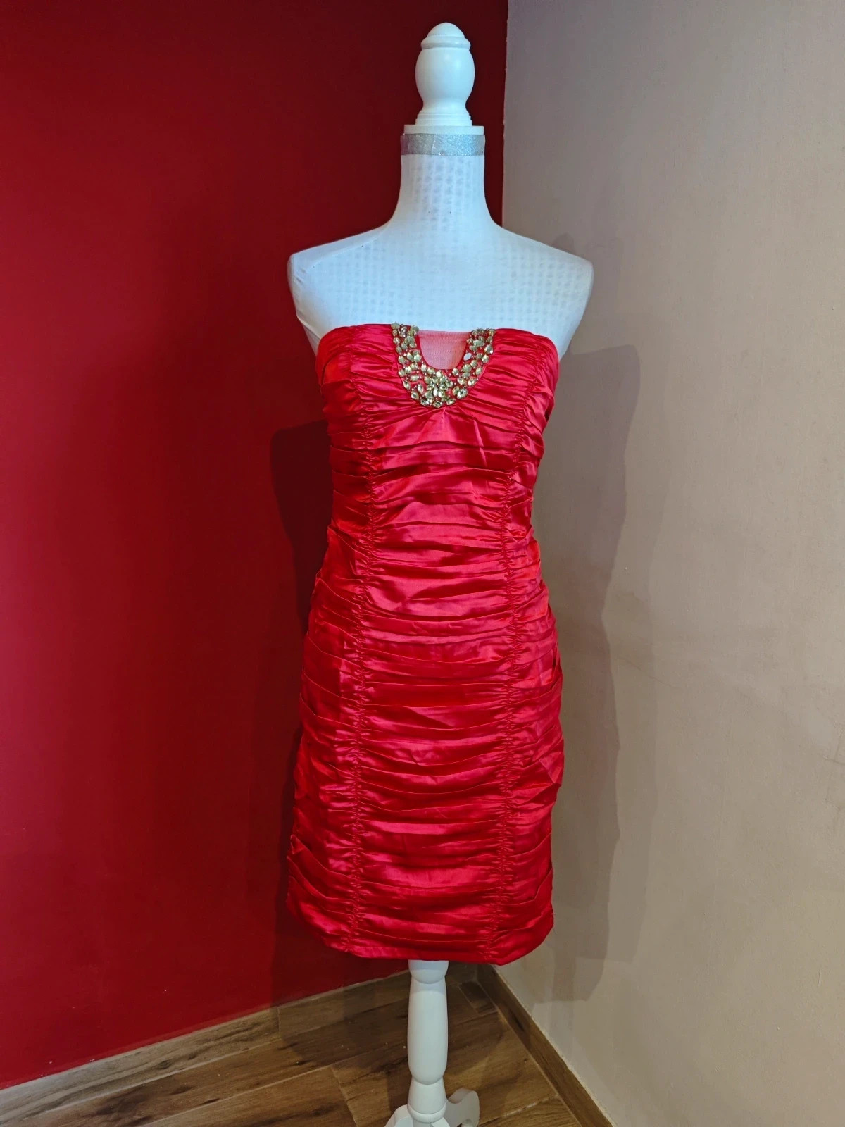 🌺 Precioso vestido vintage escote palabra de honor de raso elástico rojo, drapeado y aplicación – Cherry Koko – taille S / 36 / 8 2