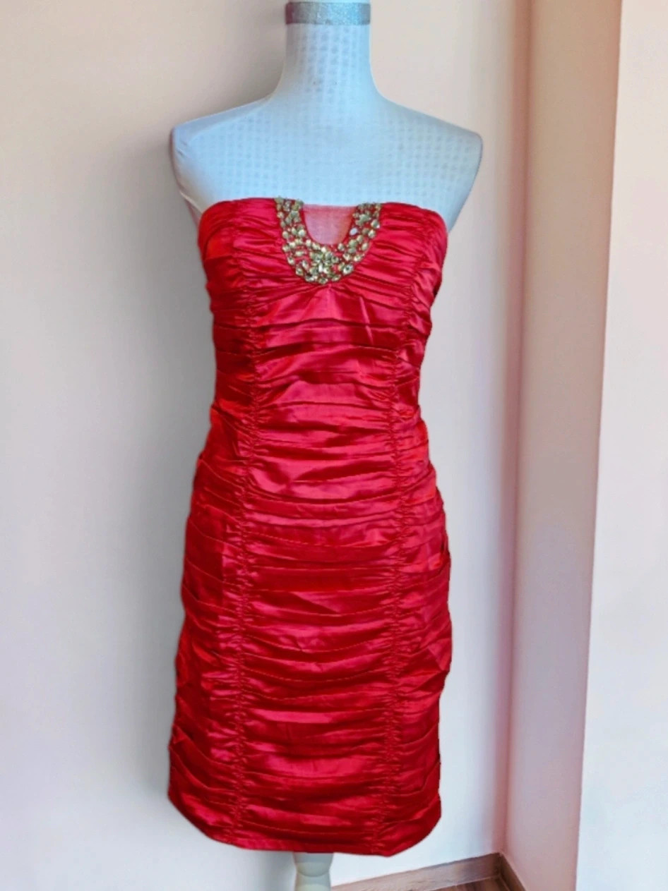 🌺 Precioso vestido vintage escote palabra de honor de raso elástico rojo, drapeado y aplicación