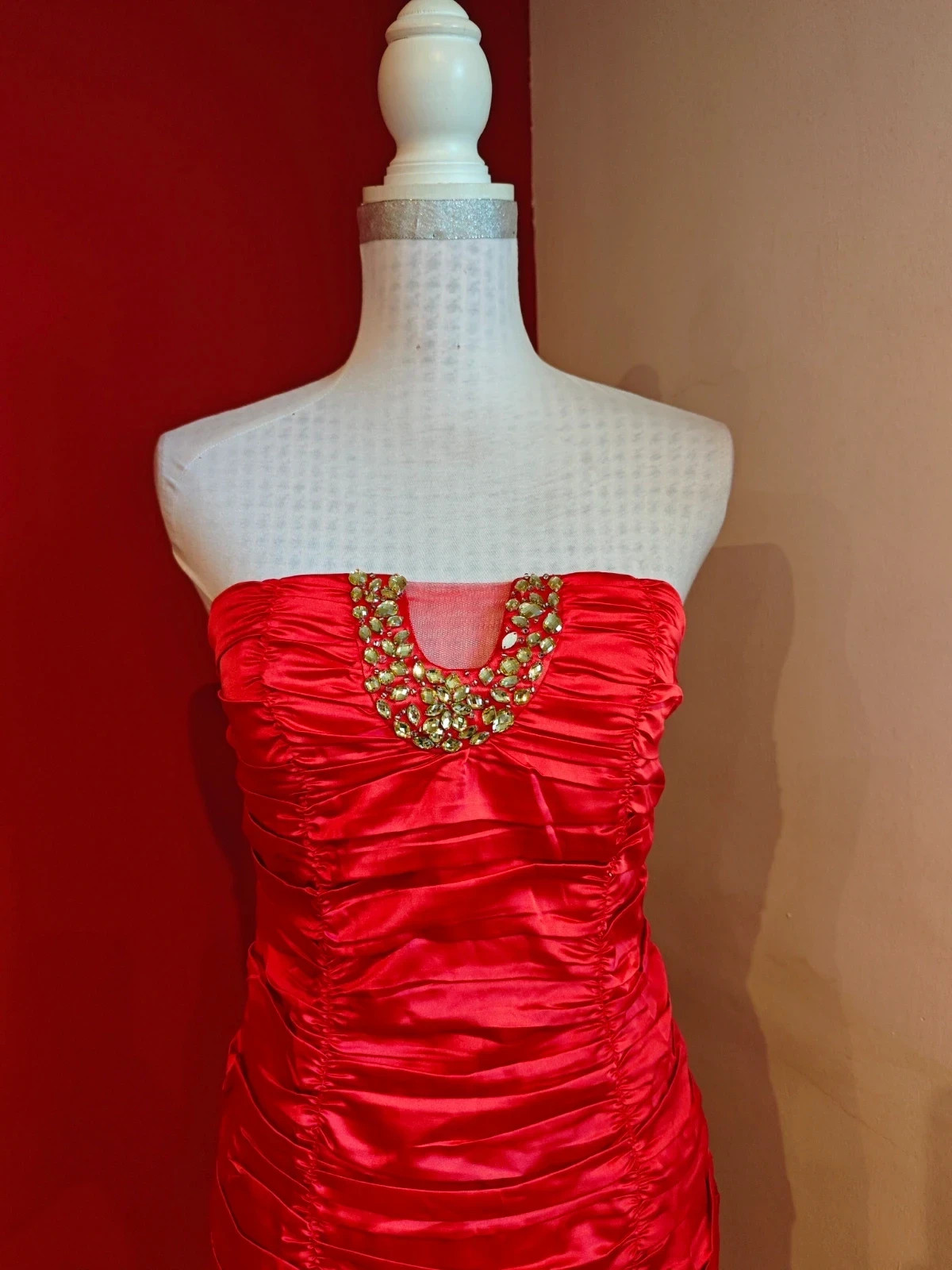 🌺 Precioso vestido vintage escote palabra de honor de raso elástico rojo, drapeado y aplicación – Cherry Koko – taille S / 36 / 8 4