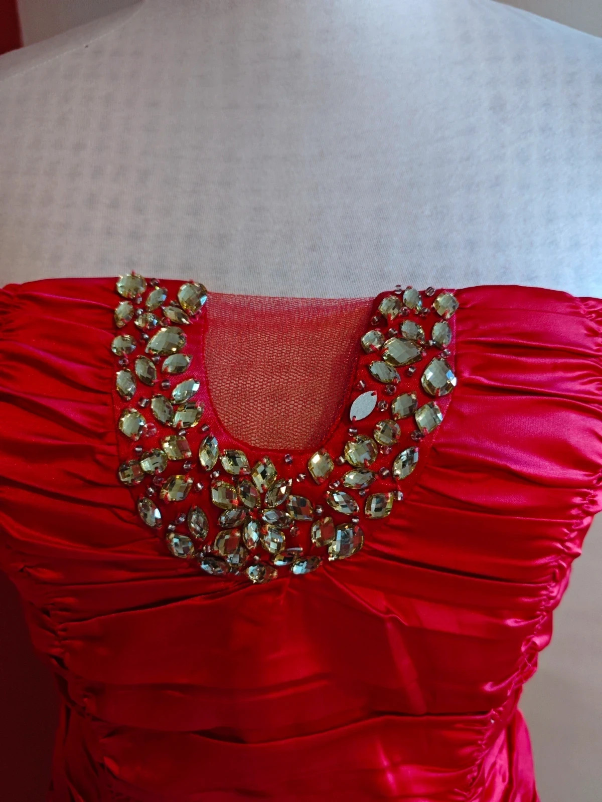 🌺 Precioso vestido vintage escote palabra de honor de raso elástico rojo, drapeado y aplicación – Cherry Koko – taille S / 36 / 8 5