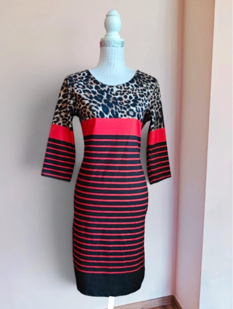 🌺 Bonito vestido entallado con rayas rojo y negro y arriba estampado animal print