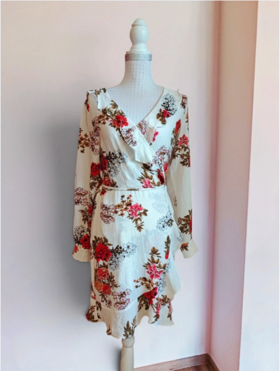 🌺Elegante vestido cruzado con volante por todo el borde, fondo crema con estampado floral