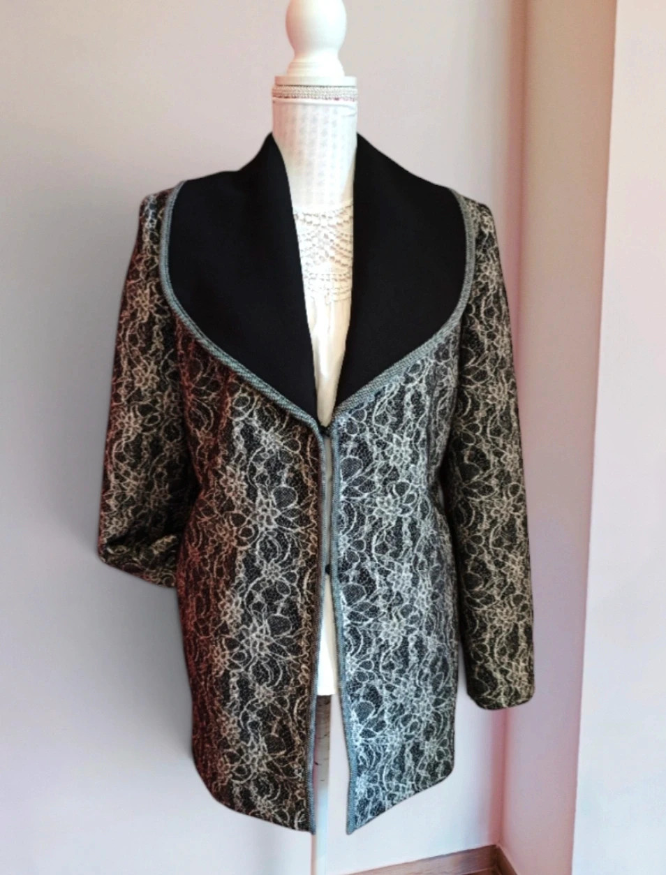 🌺 Precioso chaquetón con solapas amplias negras