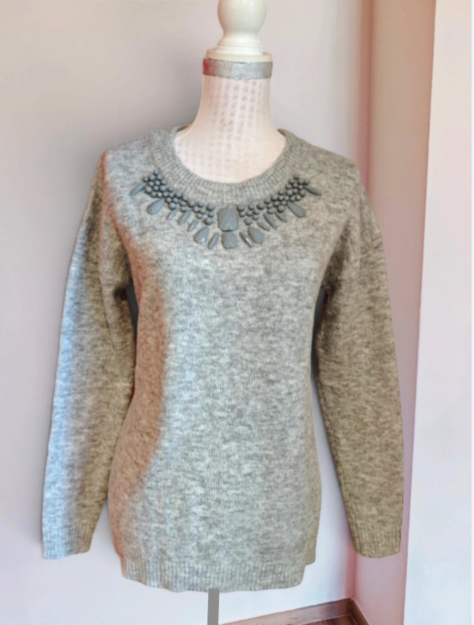 🌺 Jersey gris con abalorios en el escote