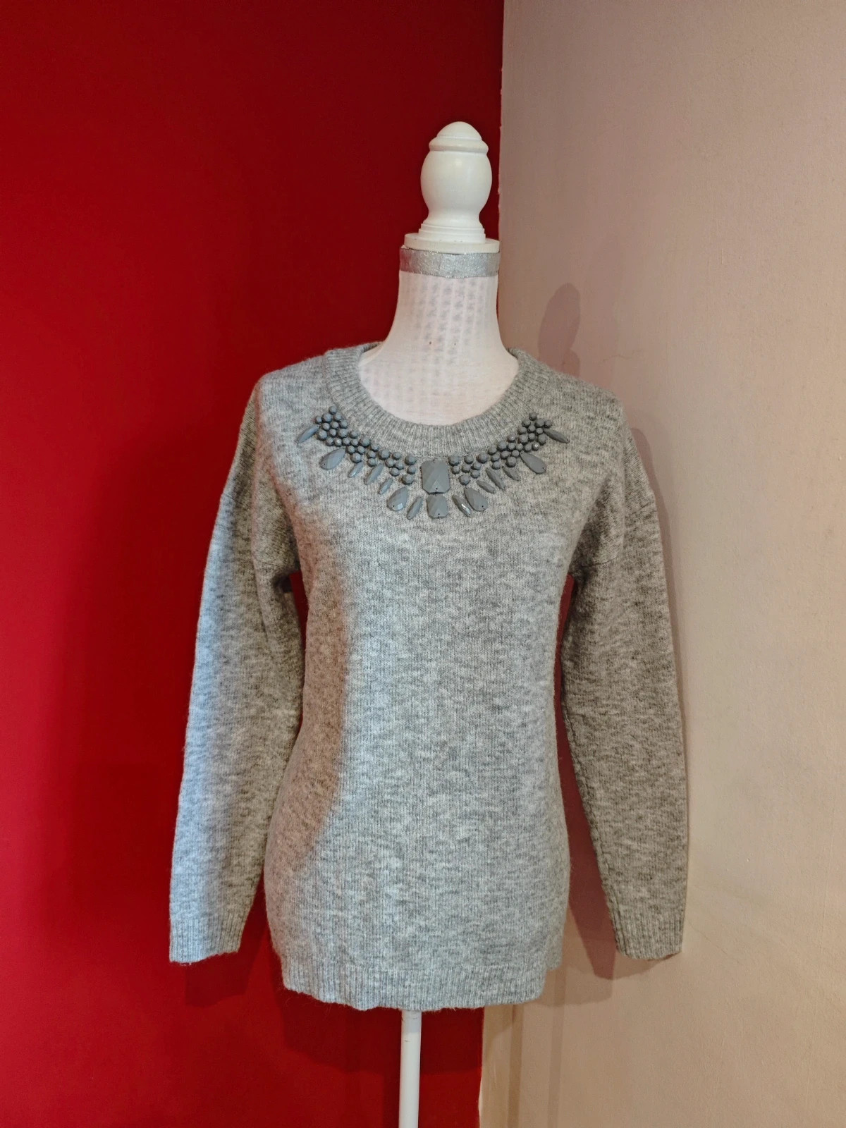 🌺 Jersey gris con abalorios en el escote – Yessica – taille L / 40 / 12 2