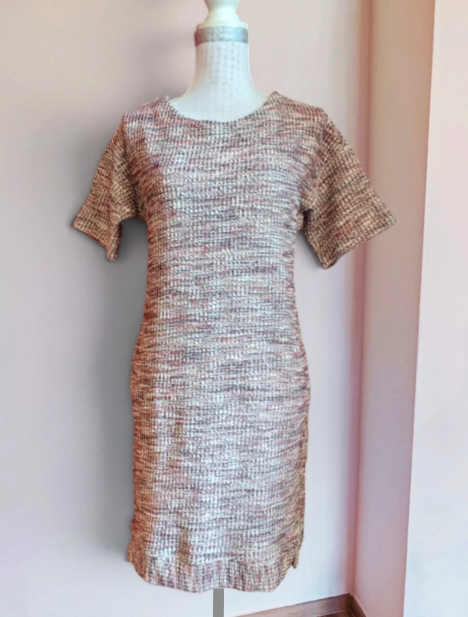 🌺 Bonito vestido de tweed jaspeado tonos beige, dorado y granate, de Massimo Dutti
