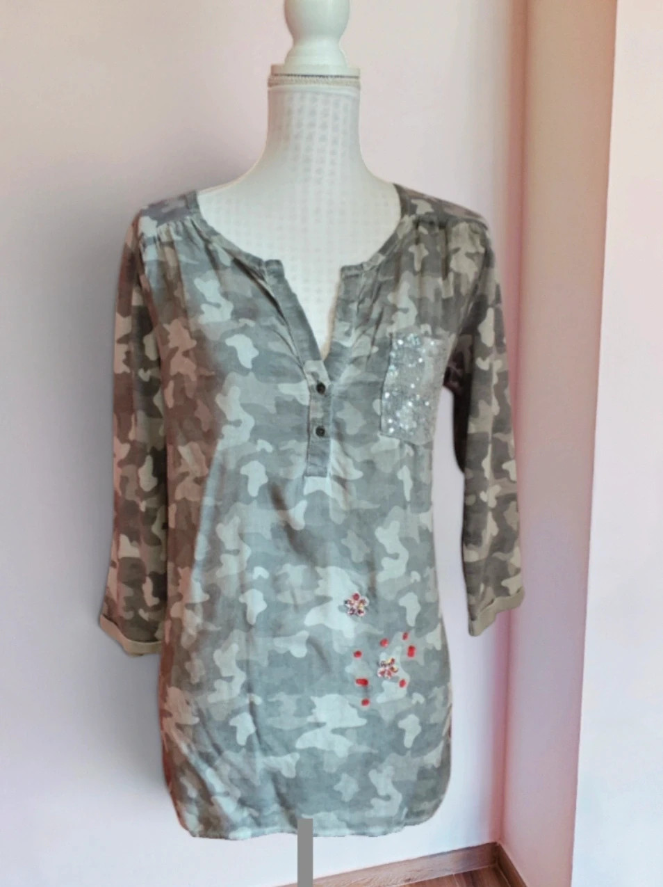 🌺Camiseta muy chula con estampado camuflaje tonos grises con bolsillo de lentejuelas