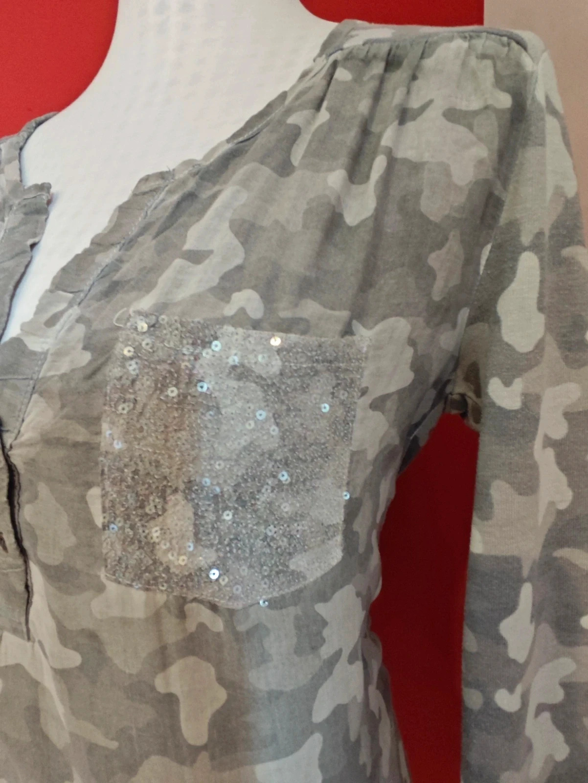 🌺Camiseta muy chula con estampado camuflaje tonos grises con bolsillo de lentejuelas – Key Largo – taille XXXL / 46 / 18 5