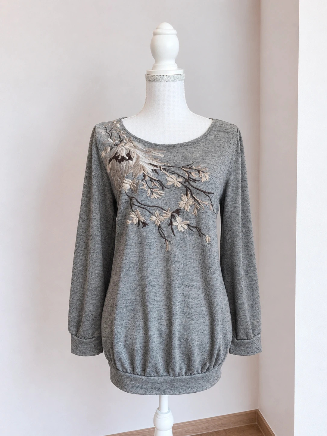 🌺 Original camiseta tonos marrones jaspeado con bordado floral en el frente
