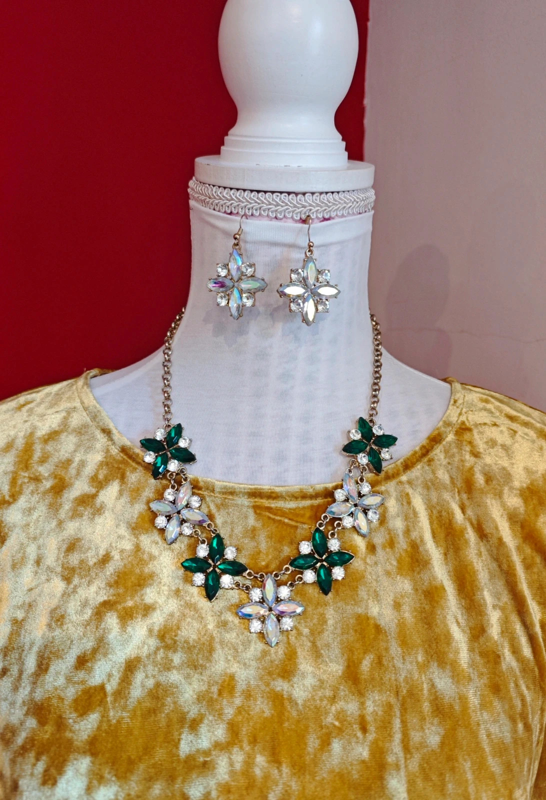 🌺 Divino conjunto de collar y pendientes con brillantes verdes y plateados – Bijou Brigitte 2