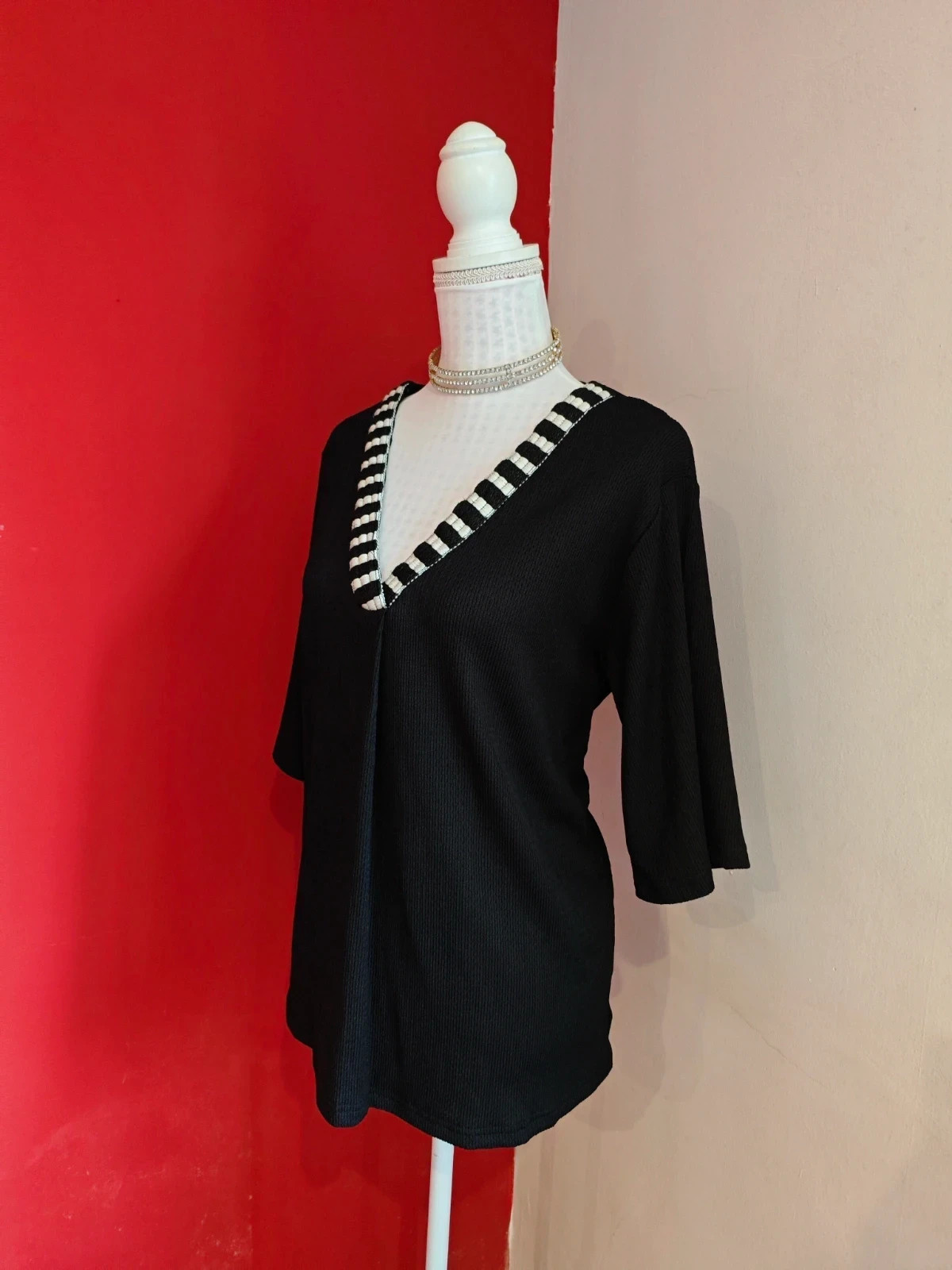 🌺Blusa negra con bordados negro y blanco en el cuello de pico – El Corte Inglés – taille XXL / 44 / 16 4