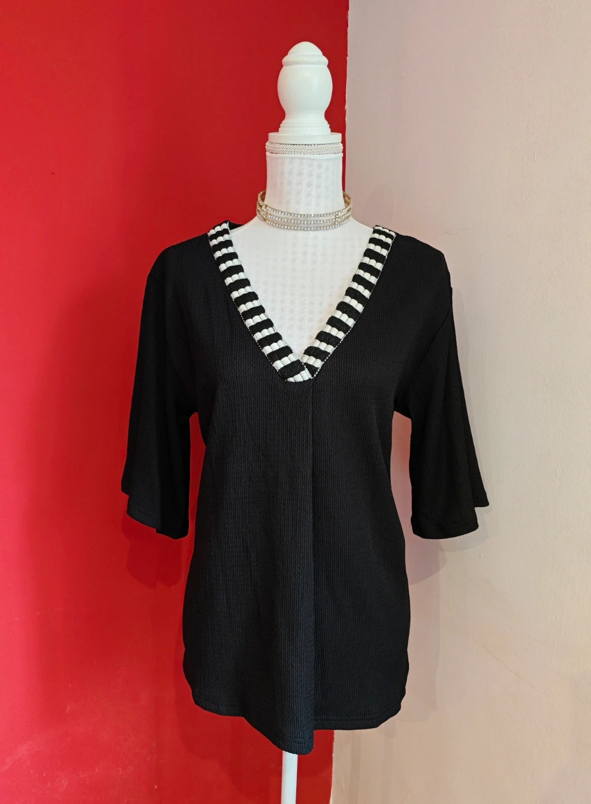 🌺Blusa negra con bordados negro y blanco en el cuello de pico – El Corte Inglés – taille XXL / 44 / 16 2