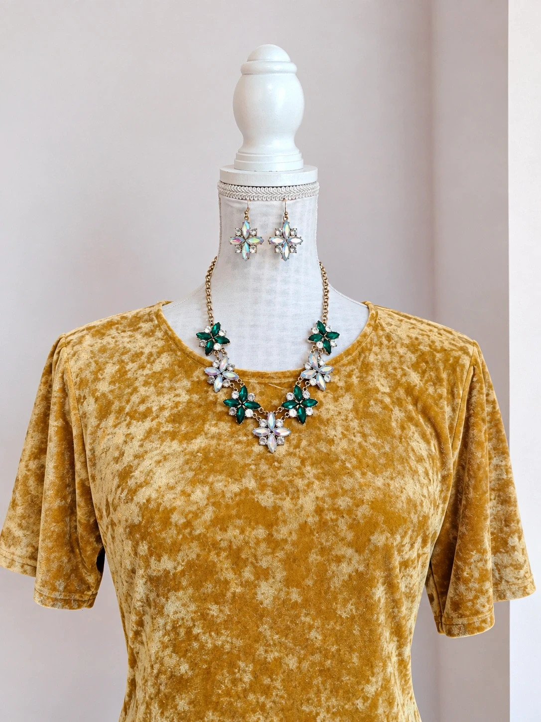 🌺 Divino conjunto de collar y pendientes con brillantes verdes y plateados