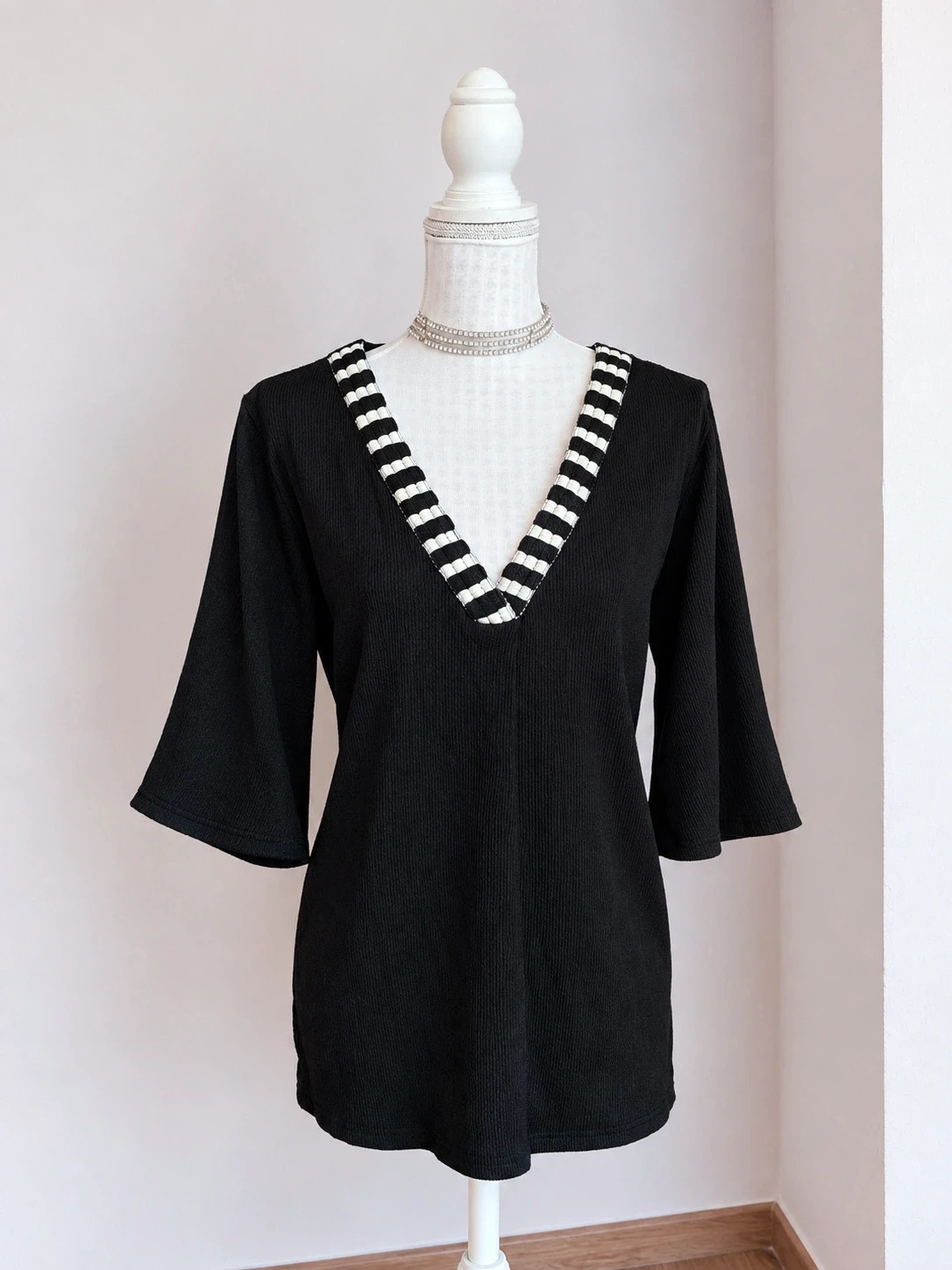 🌺Blusa negra con bordados negro y blanco en el cuello de pico