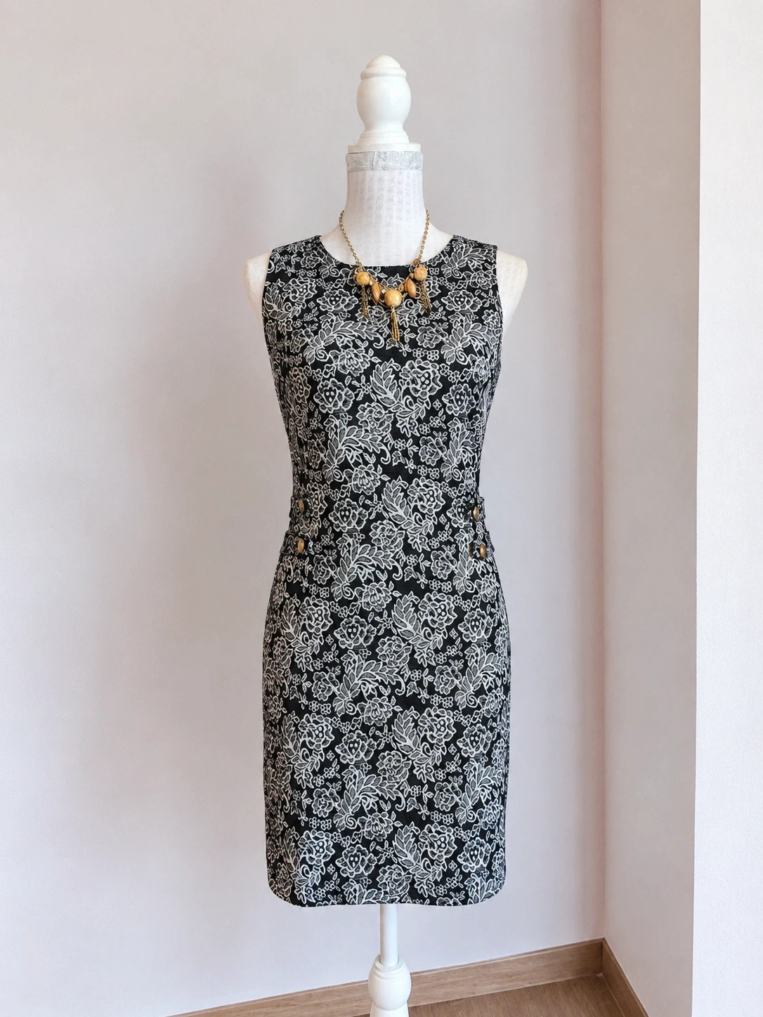 🌺Vestido sin mangas negro con estampado floral blanco