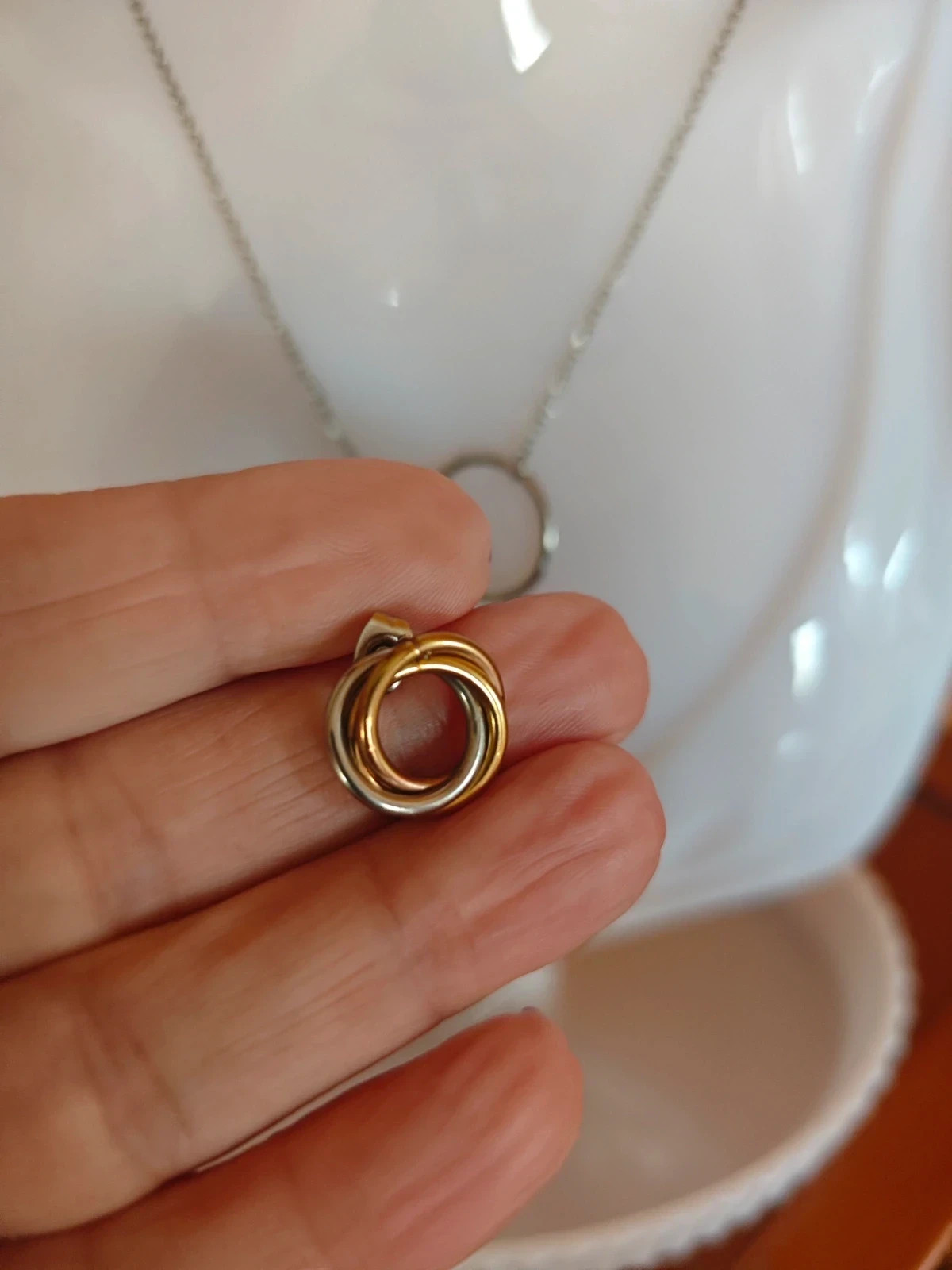 🌺Conjunto de cadena con colgante y pendientes de aros plateado y dorado cruzados 4