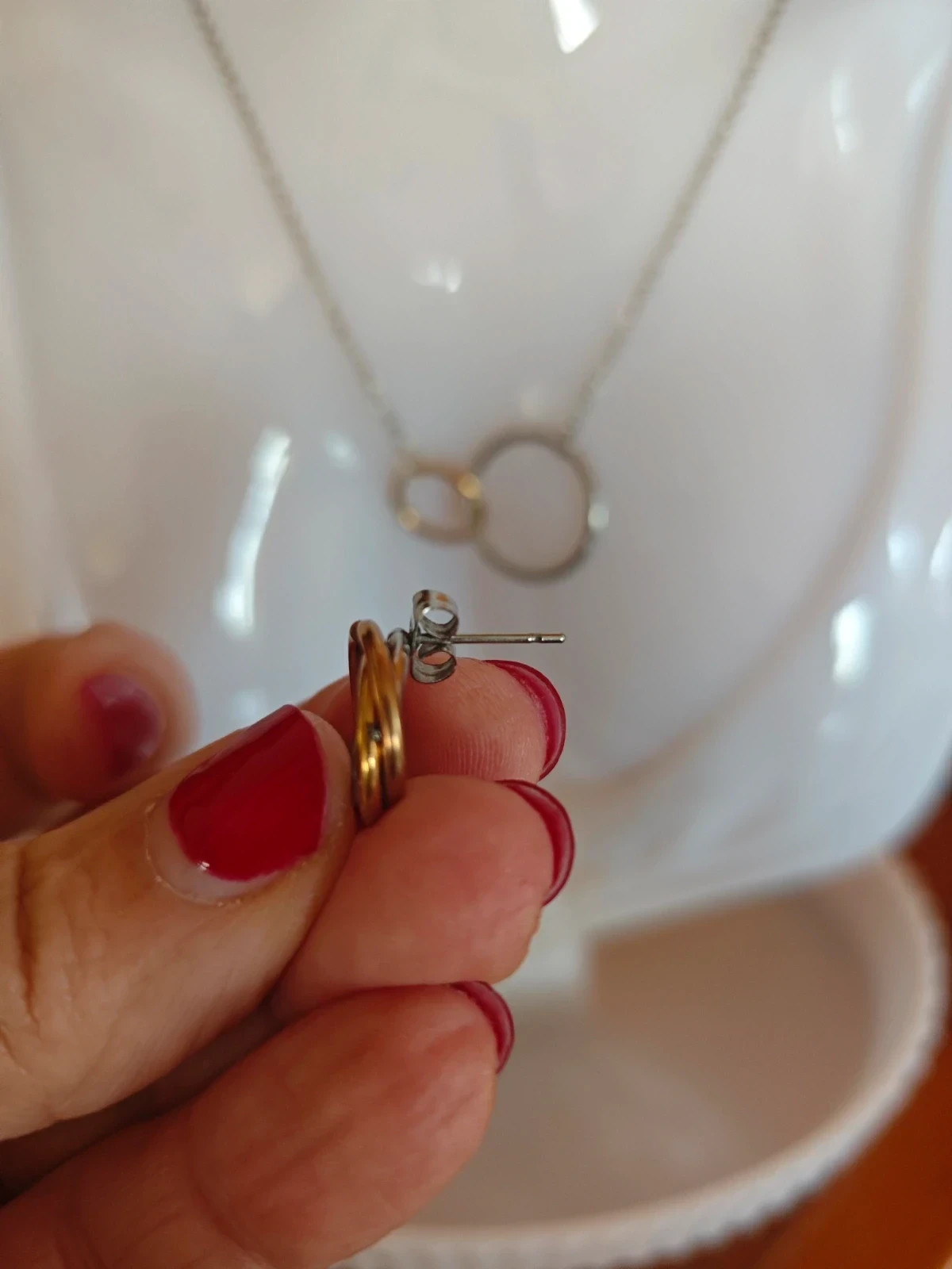 🌺Conjunto de cadena con colgante y pendientes de aros plateado y dorado cruzados 5
