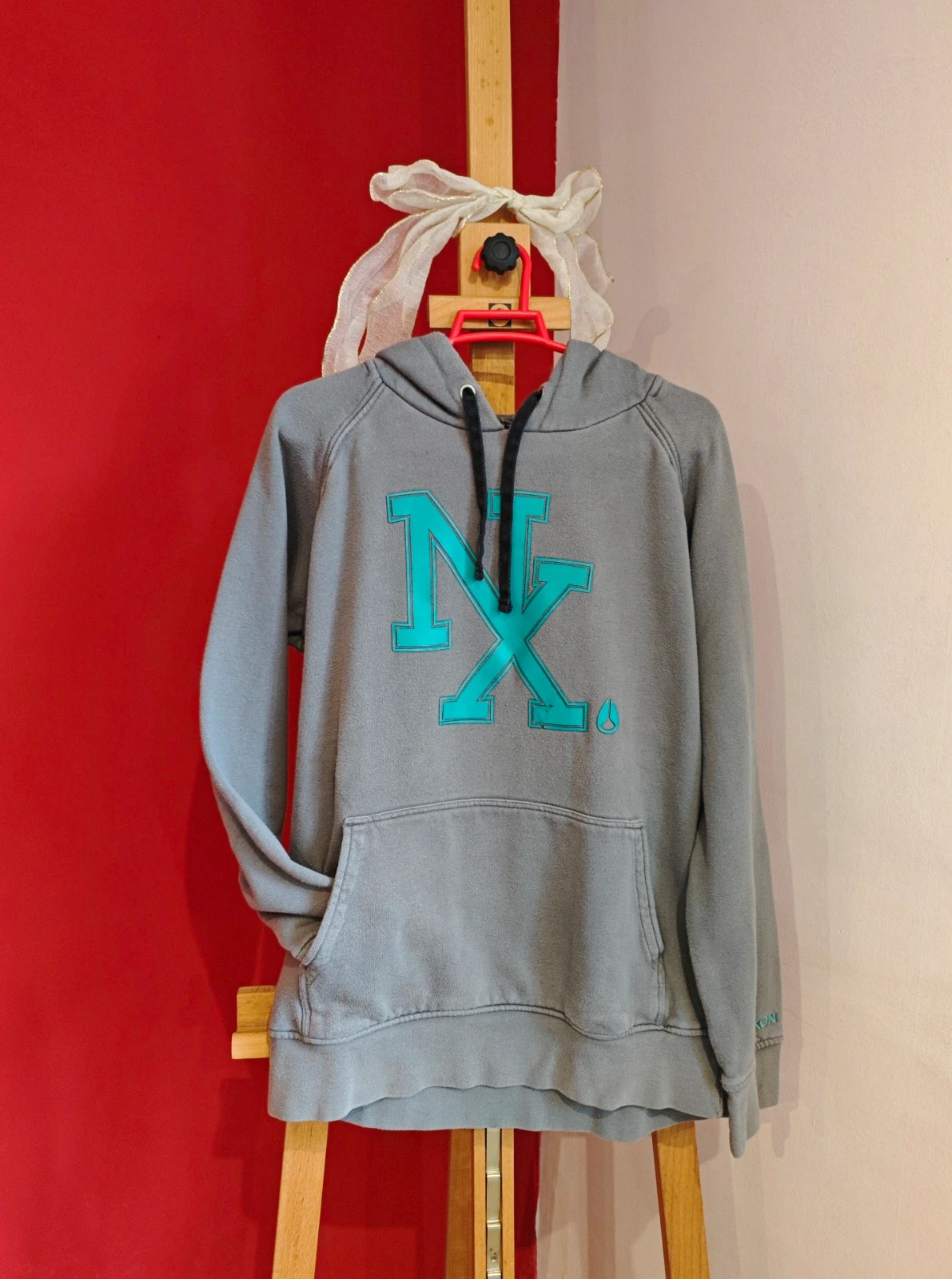 🌺 Sudadera gris con logo verde marca Nixon