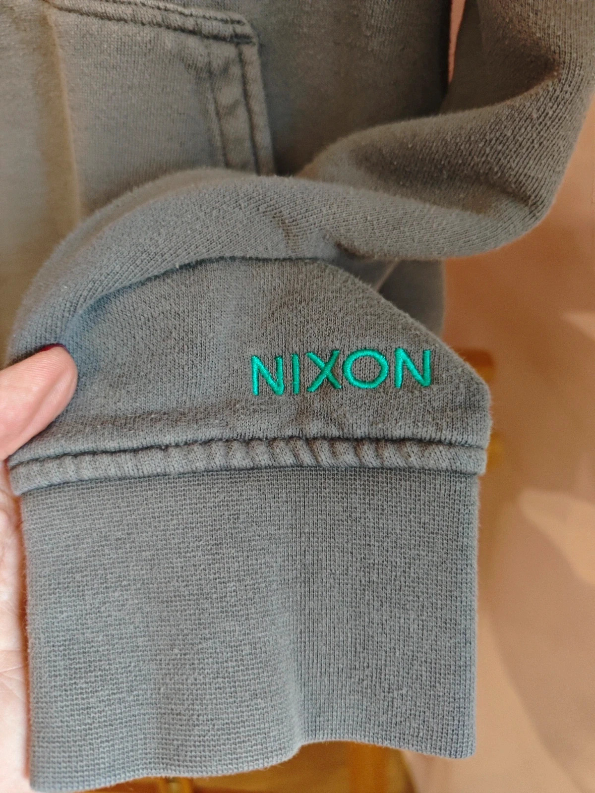 🌺 Sudadera gris con logo verde marca Nixon – Nixon – taille M 2