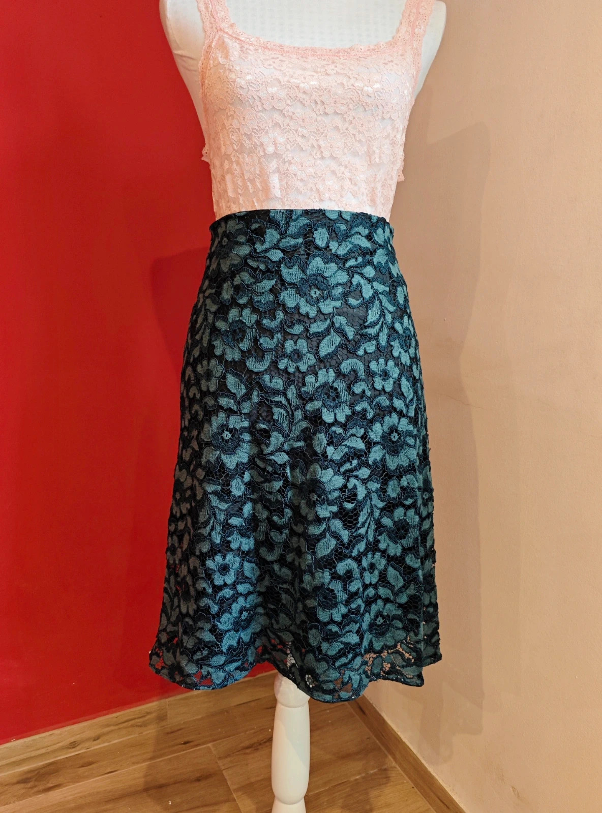 🌺 Perfecta falda de blonda azul marino, de Zara, talla S.Ver descripción