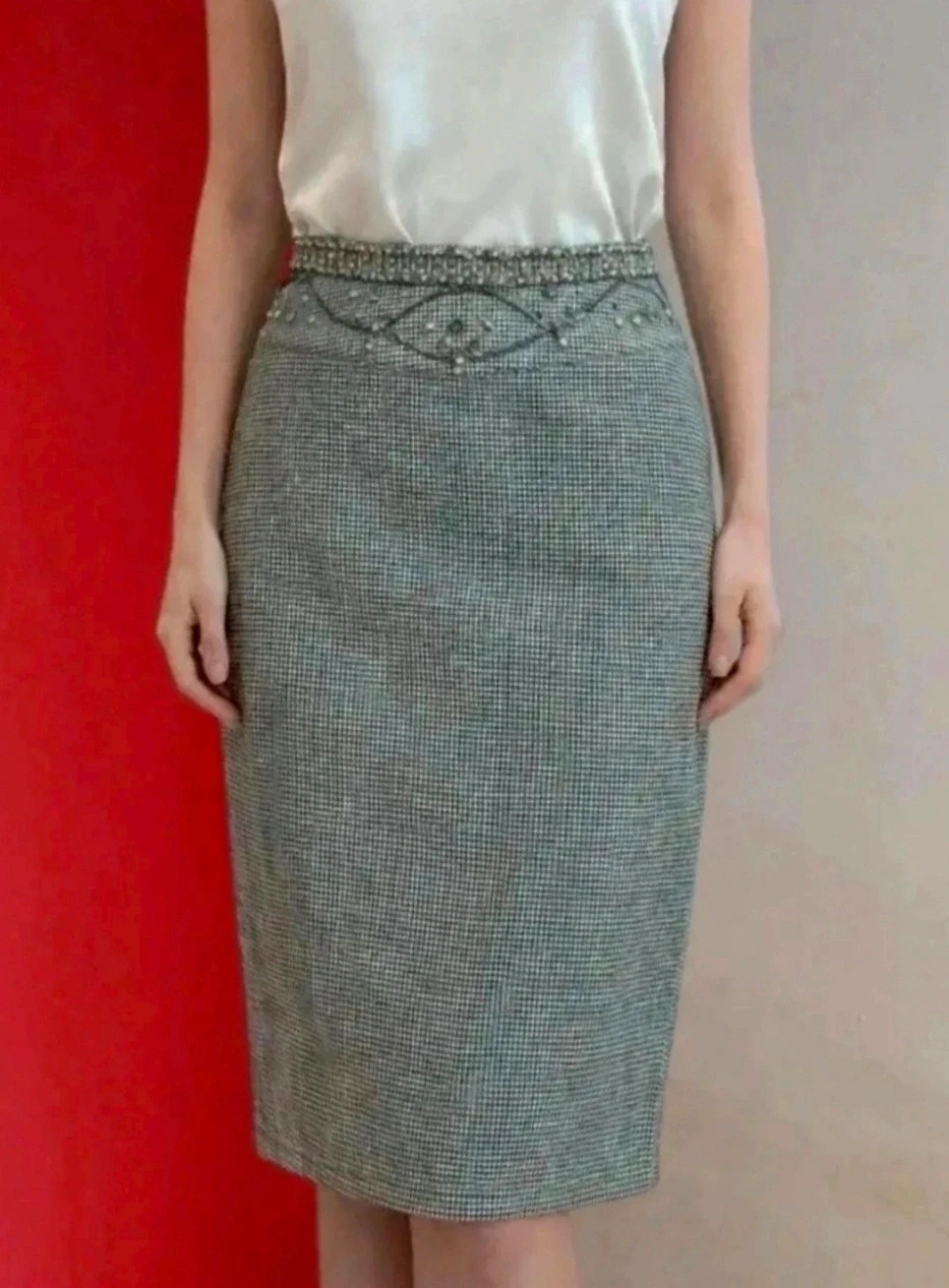 🌺Preciosa falda entallada con estampado pata de gallo con brillantes cosidos en cintura, talla M