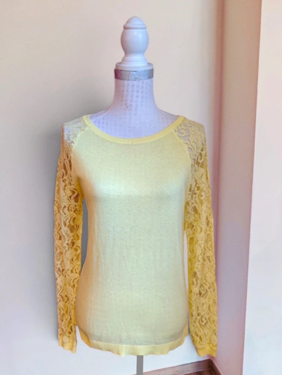 🌺Jersey fino color amarillo claro con mangas de blonda, talla M