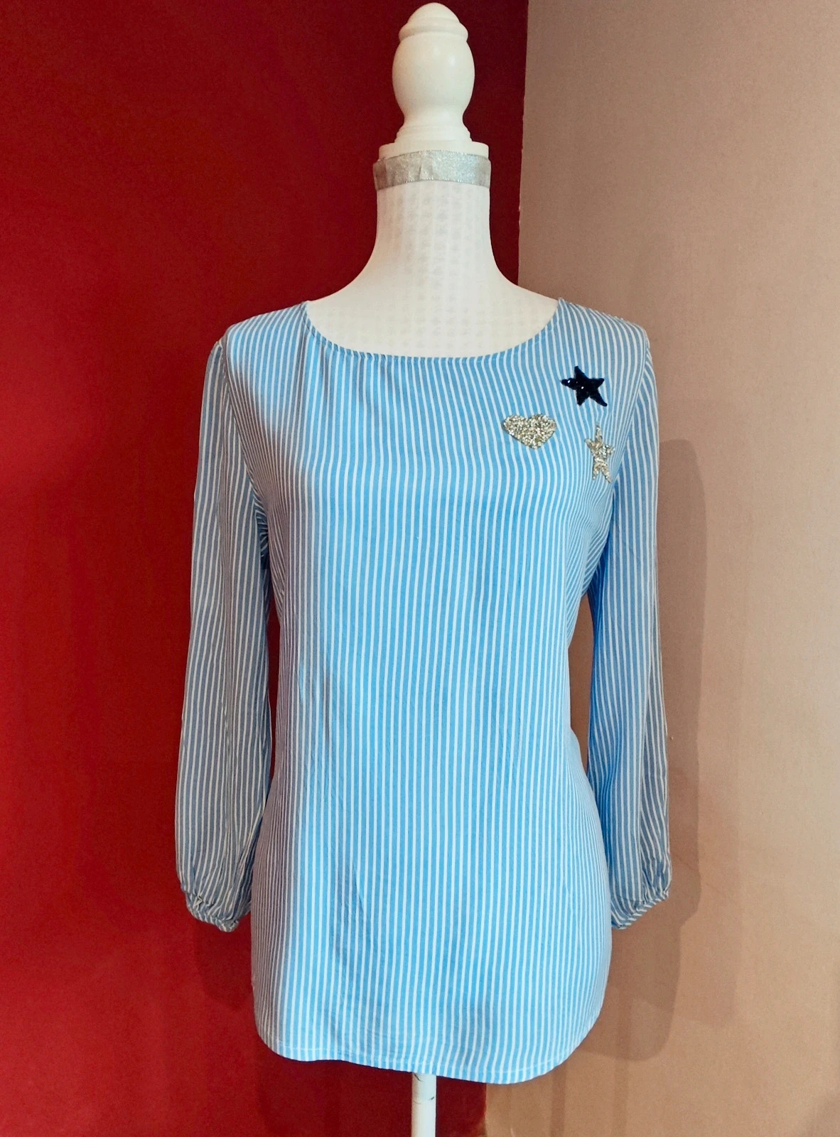 🌺 Bonita blusa de tela fina y suave con rayas azul y blanco, con aplicaciones brillantes